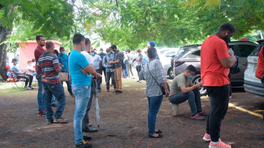 Vuelven las largas filas para hacerse pruebas de detección de COVID-19 