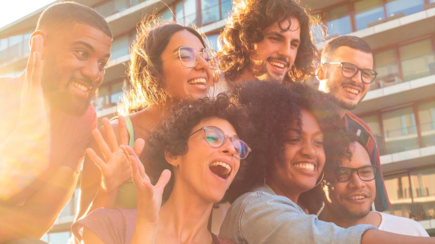 Los latinos confían más en sus amigos que en la familia, según estudio