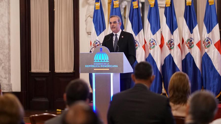 Presidente promete implementar ley regula los salarios públicos Presidente promete implementar ley regula los salarios públicos