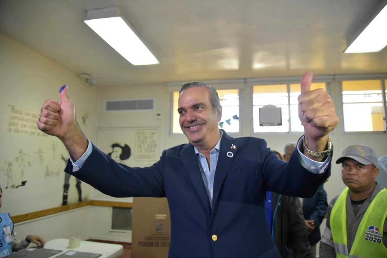 Luis Abinader enseña su dedo tintado tras votar este 15 de marzo de 2020.