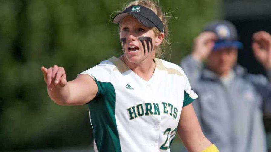 Alyss Nakken, primera mujer que sale de entrenadora en partido Grandes Ligas Alyss Nakken, primera mujer que sale de entrenadora en partido Grandes Ligas