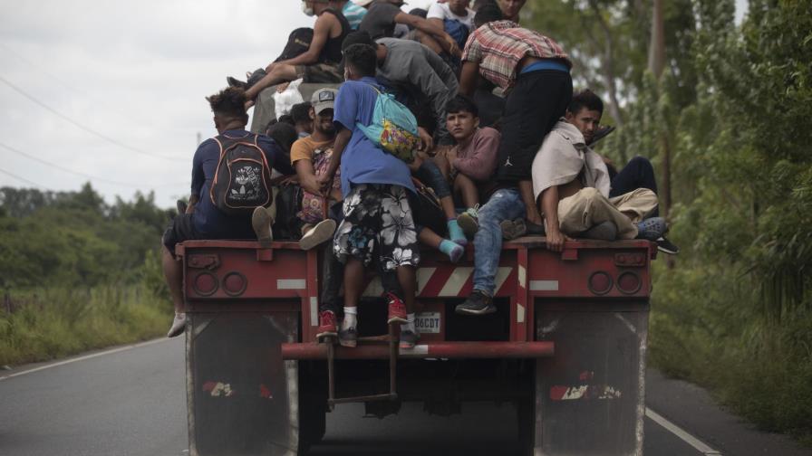 Un retén policial frena a caravana de migrantes en Guatemala