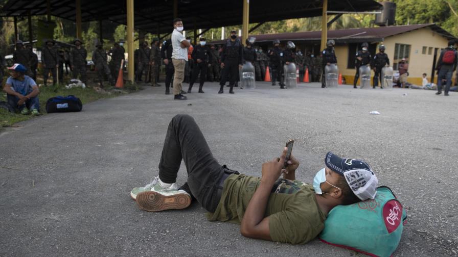 Se disuelve principal grupo de migrantes en norte Guatemala