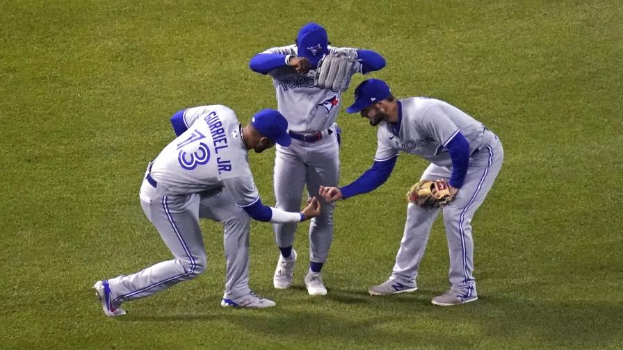 Azulejos ajustan alineación y vencen a Medias Rojas
