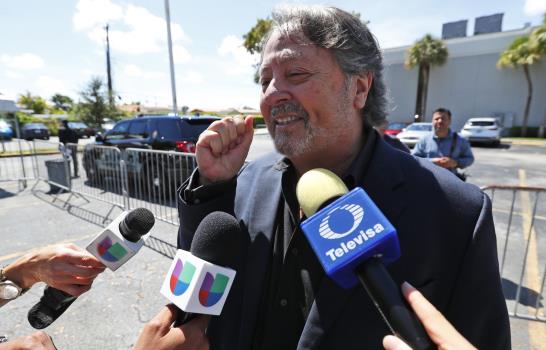 Familiares y admiradores despiden a José José en Miami