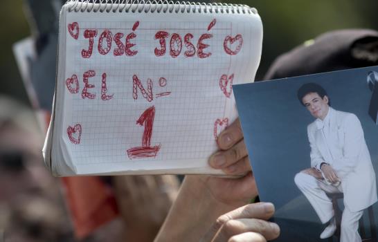 Admiradores despiden a José José en velorio público de Miami