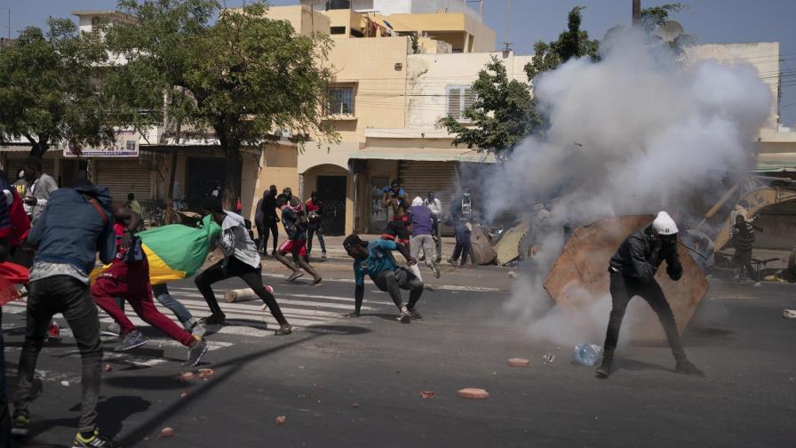Senegal: Liberan a líder opositor, pero persisten protestas
