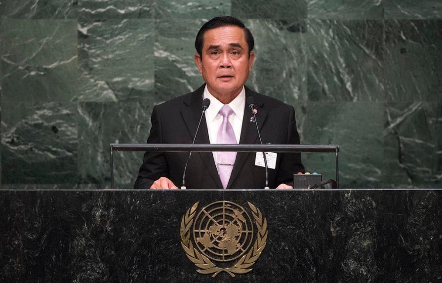 Multan a primer ministro de Tailandia por no llevar mascarilla en una reunión