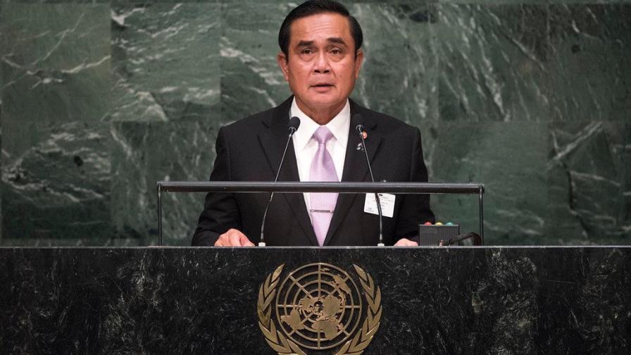 Multan a primer ministro de Tailandia por no llevar mascarilla en una reunión