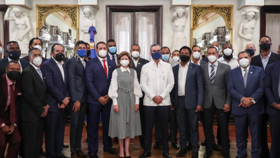 Luis Abinader almuerza con inmortales y veteranos de Grandes Ligas