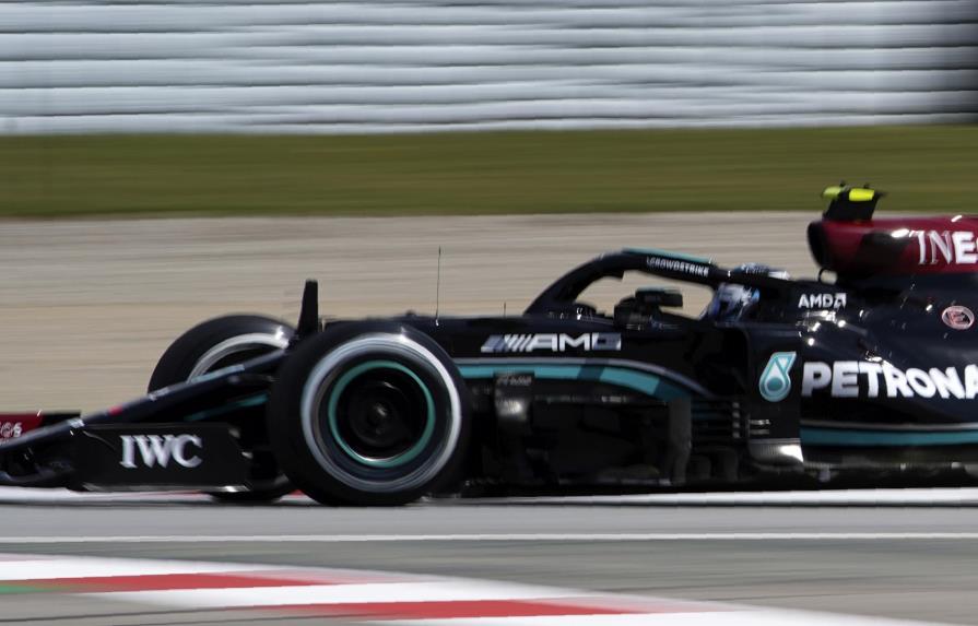 Bottas pasa a Verstappen, Hamilton en primera práctica en España