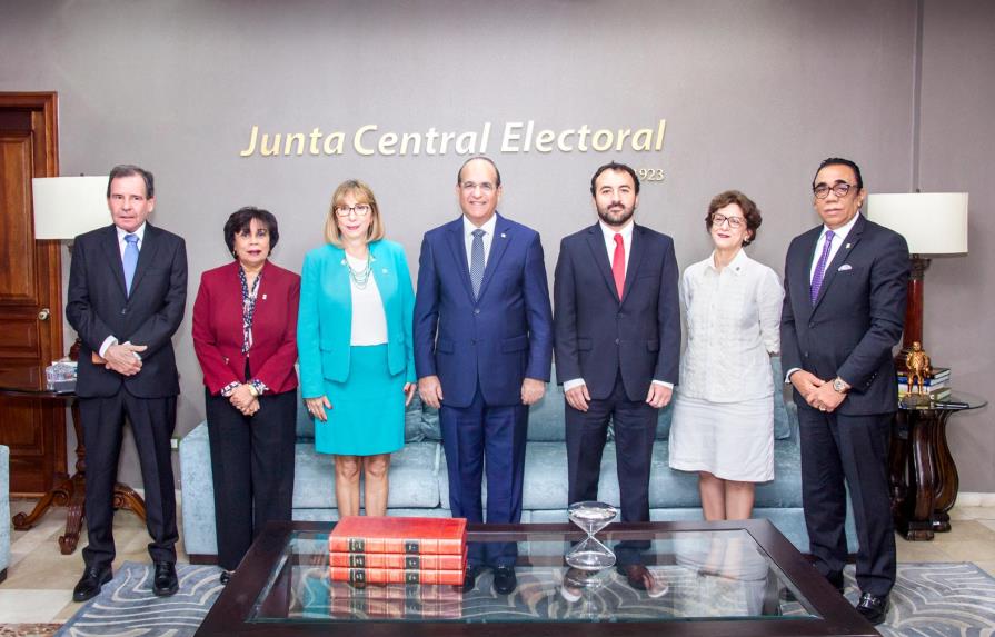 Pleno de la JCE recibe misión de avanzada de la OEA para las elecciones municipales