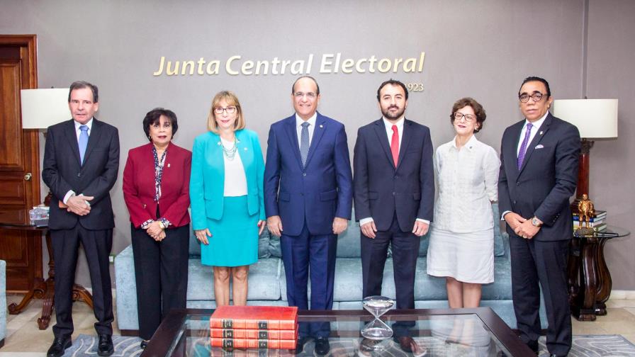 Pleno de la JCE recibe misión de avanzada de la OEA para las elecciones municipales
