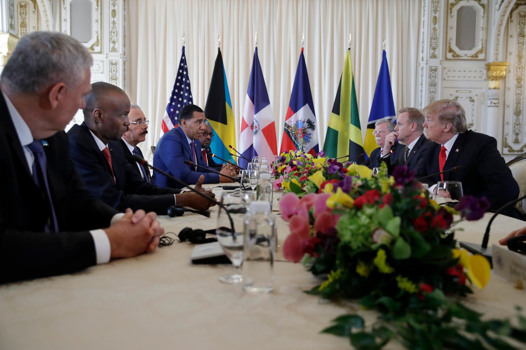 El Presidente Donald Trump, a la derecha, se reúne con los líderes caribeños en Mar-A Lago, el viernes 22 de marzo de 2019, en Palm Beach, FLA. Desde la izquierda se encuentran el primer ministro de Santa Lucía, Allen Michael Chastanet, el Presidente de Haití, Jovenel Moise, el Presidente de la República Dominicana, Danilo Medina, el primer ministro de Jamaica Andrew Holness y el primer ministro de Bahama, Hubert Minnis.