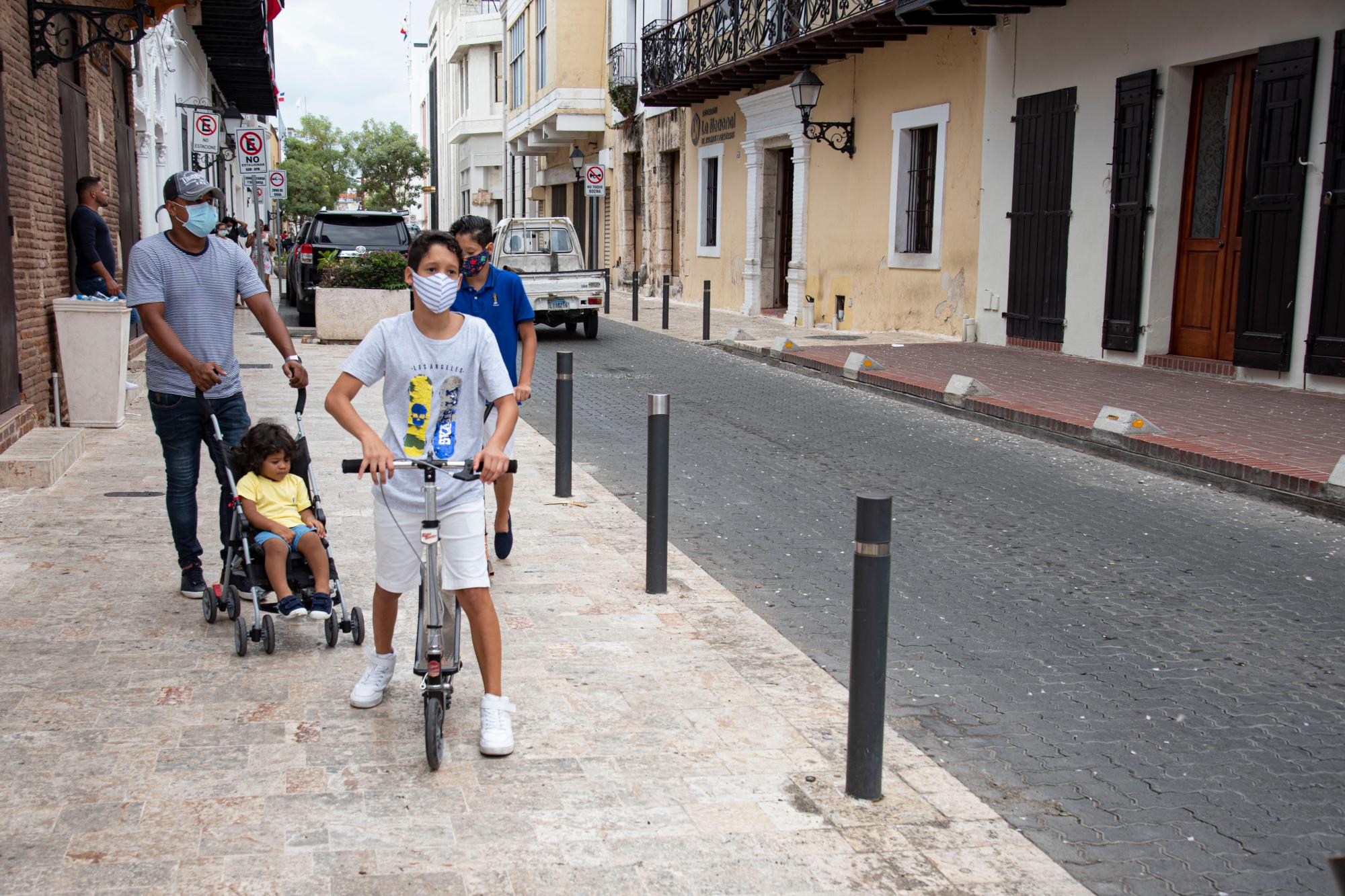 Padre da un paseo junto a sus hijos en la Ciudad Colonial. 