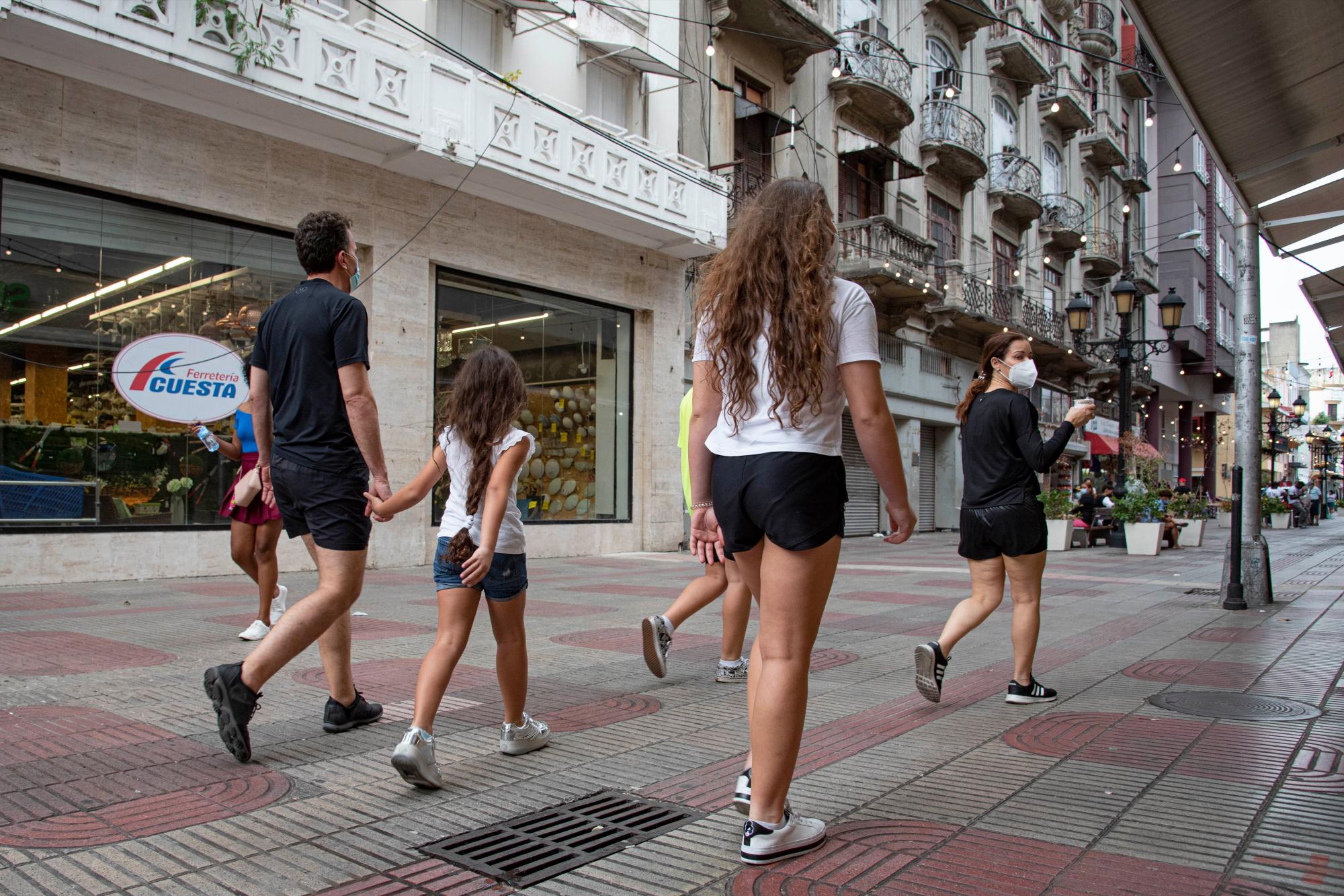 Familia camina en El Conde peatonal de la ciudad de Santo Domingo.