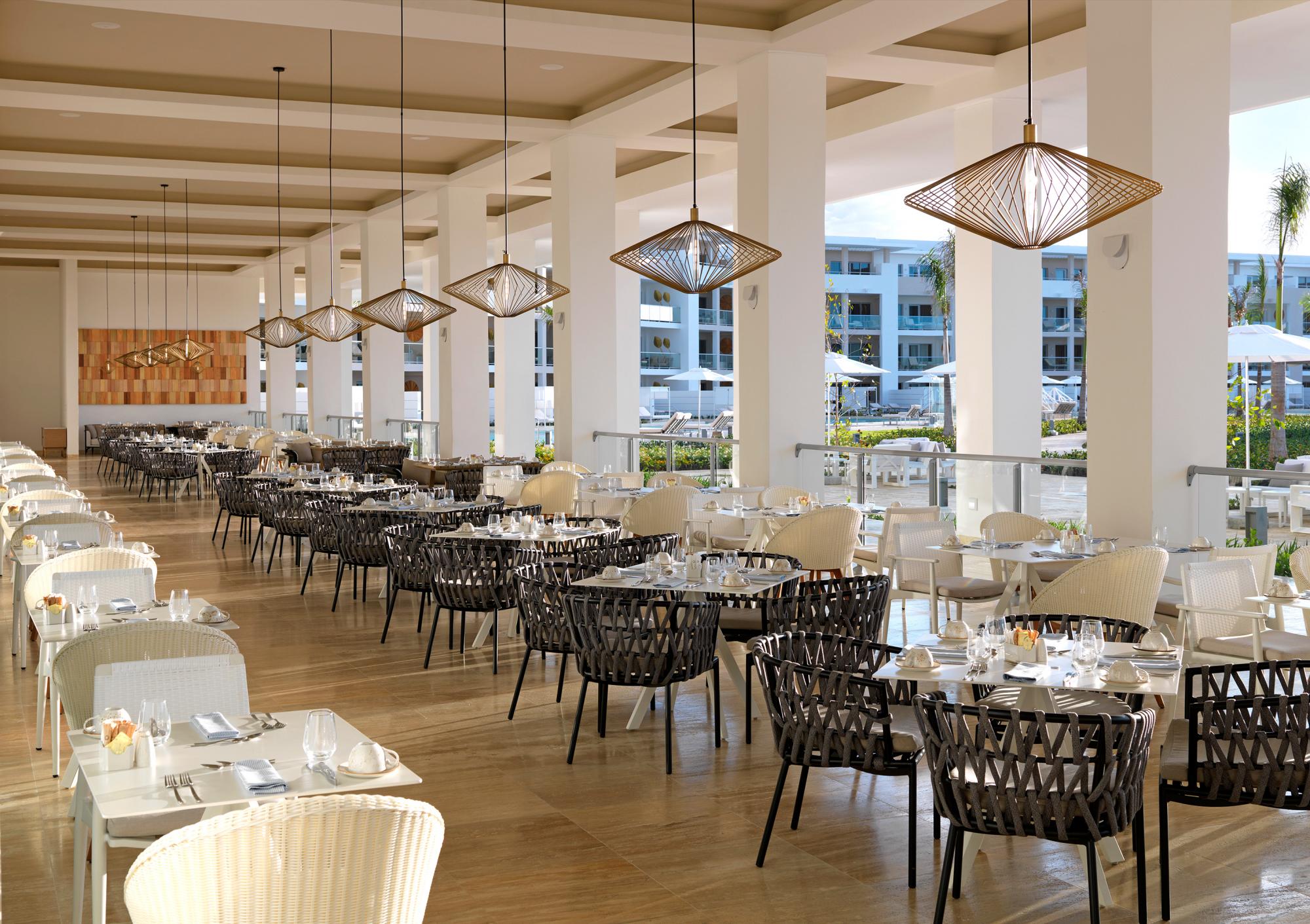 Terraza del restaurante Domenica Gastro Hall.