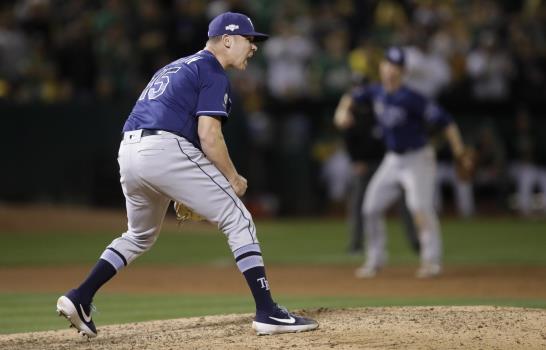 Díaz conecta 2 jonrones y Rays eliminan a Atléticos