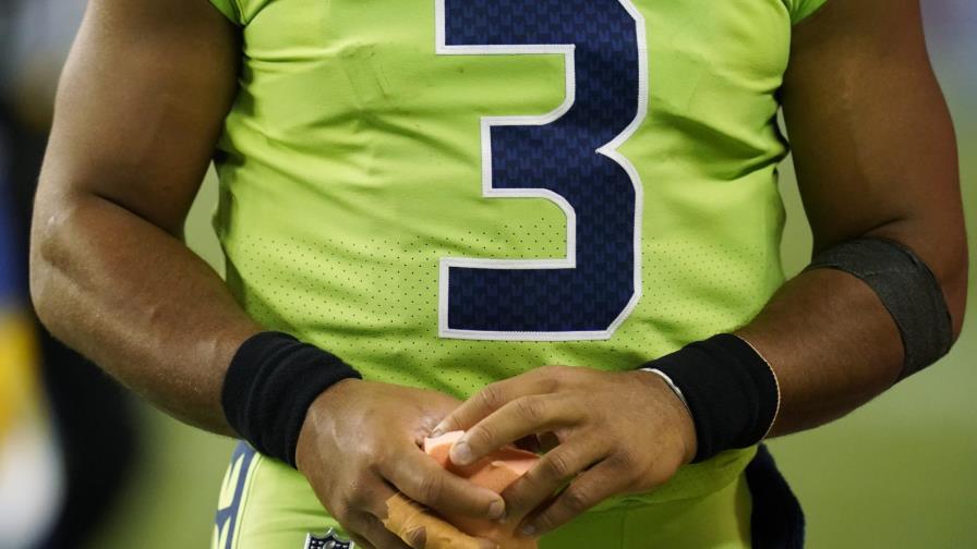 Russell Wilson consulta a especialista por lesión de dedo