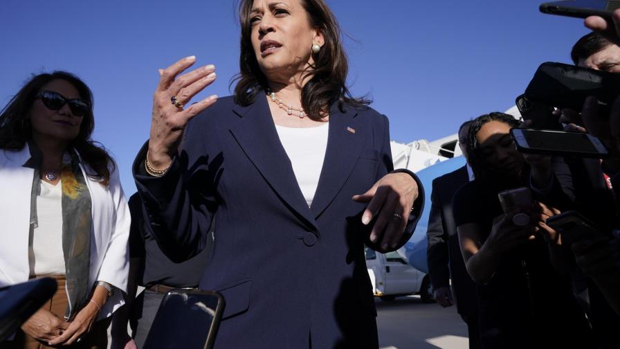 Harris llega a frontera con México; la critican por demora