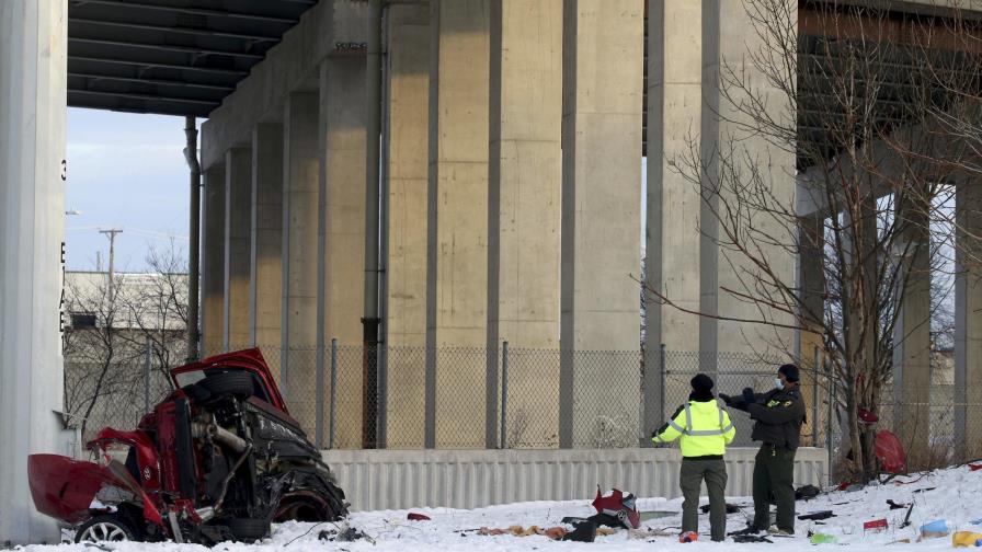 Auto cae 15 metros desde autopista de Chicago: dos muertos