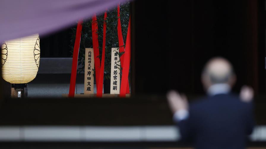 Primer ministro japonés hace ofrenda a polémico santuario