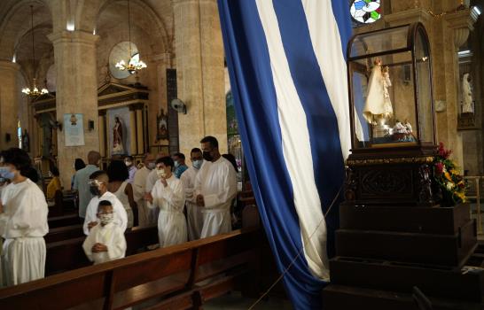 Sin procesión y con distancia, cubanos honran a su patrona