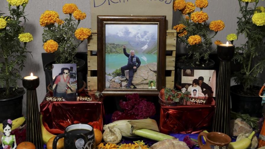 Altares del Día de Muertos de México se llenan de médicos