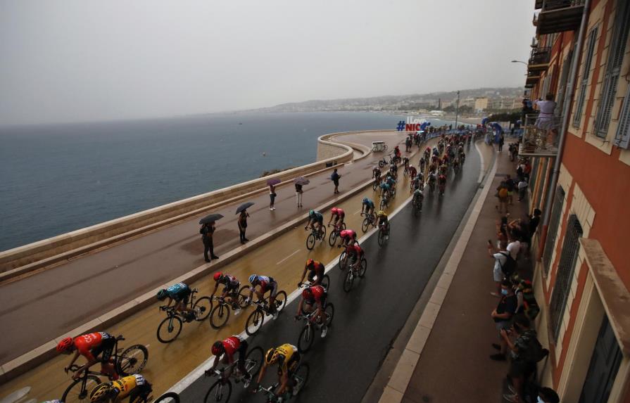 Postergado pero vivo, el Tour de Francia sale de Niza
