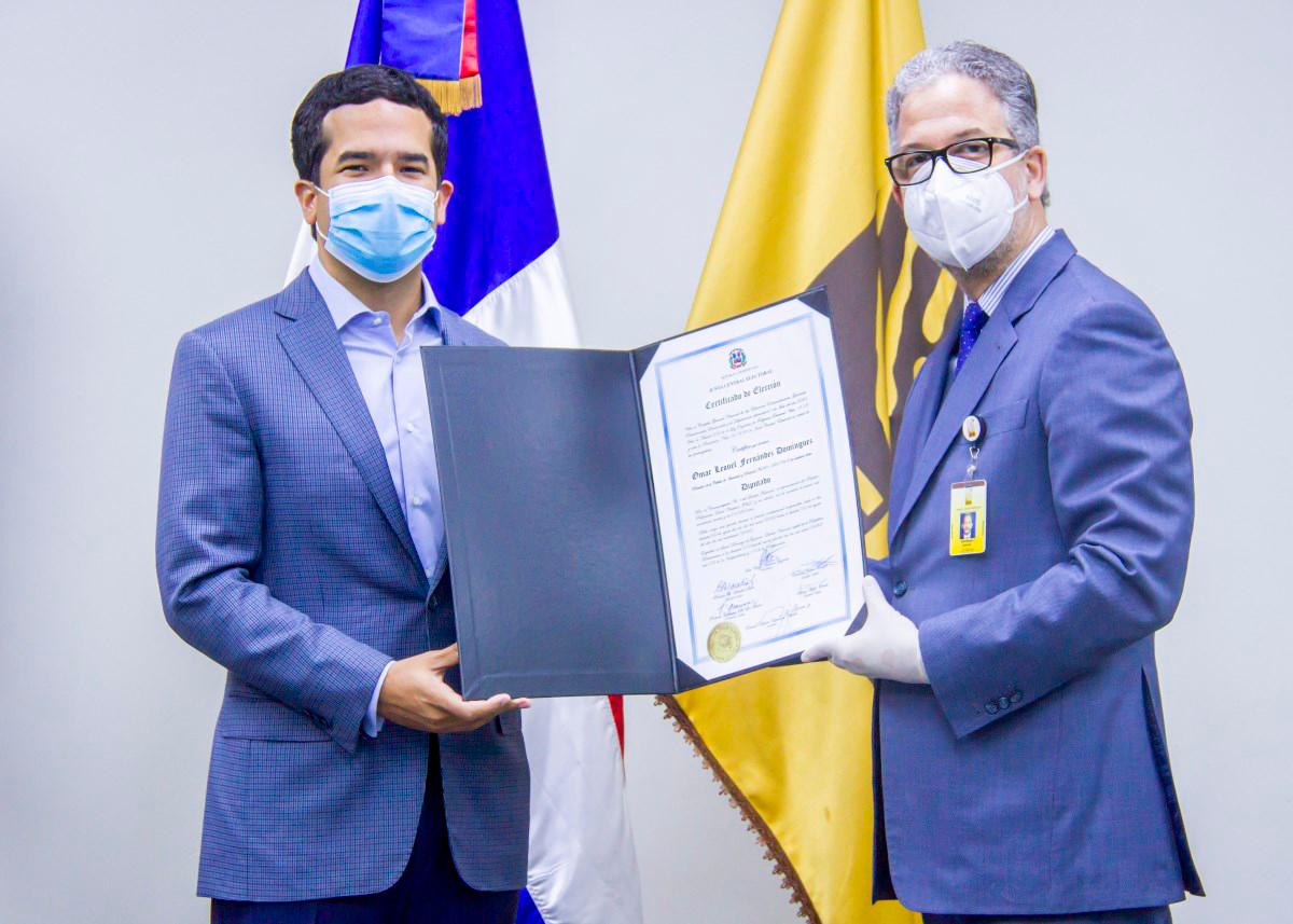 Entregando certificado a Omar Fernández. 