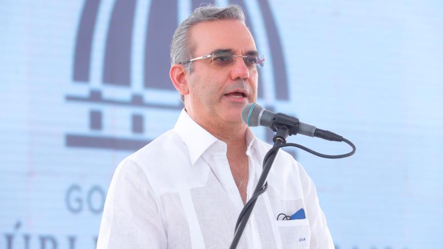 Luis Abinader felicita a los padres dominicanos en su día