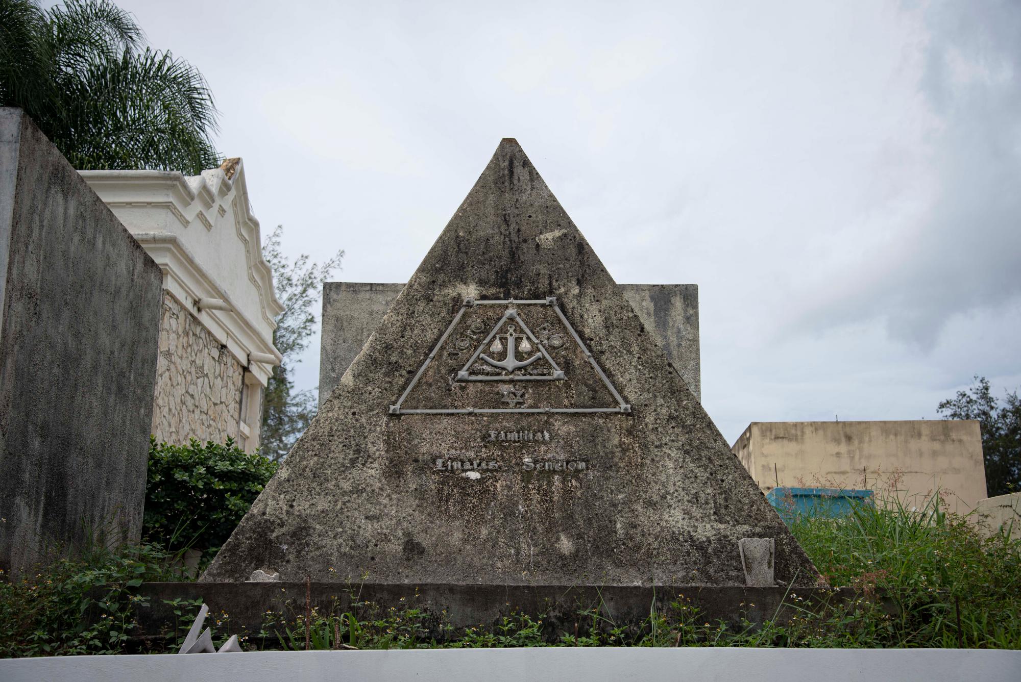 Panteón en forma de pirámide en el cementerio Cristo Redentor .