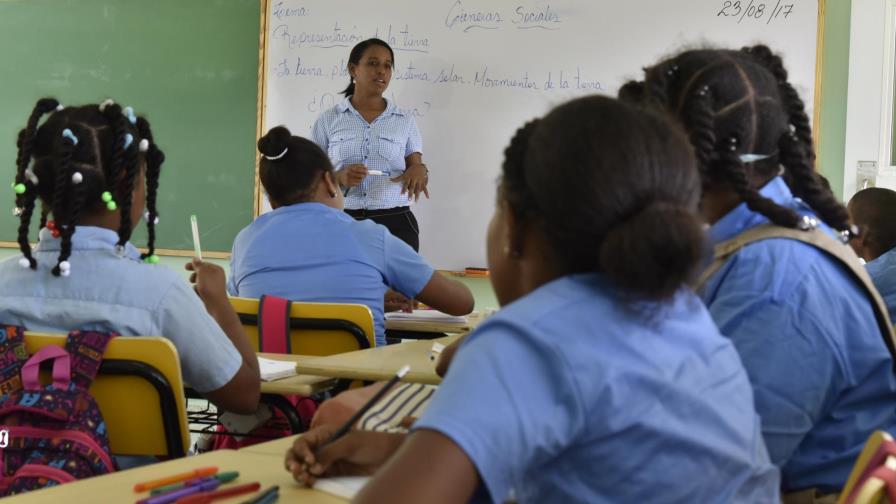 Estudiantes de colegios privados sacan mejores calificaciones que los de escuelas públicas