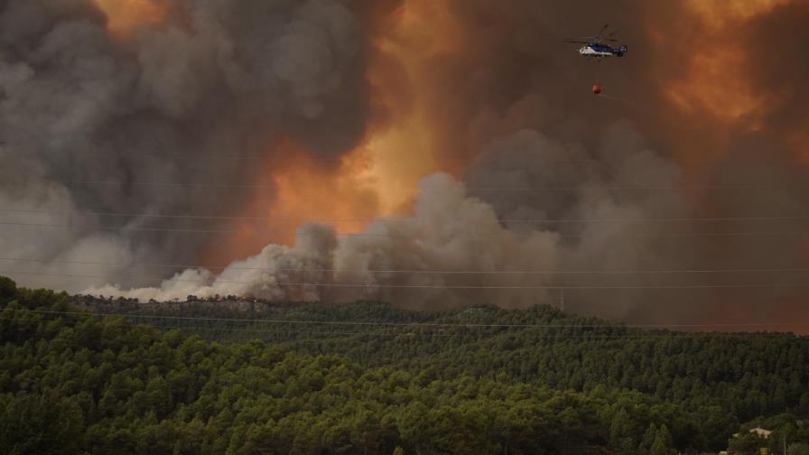 Incendio forestal azota el noreste de España