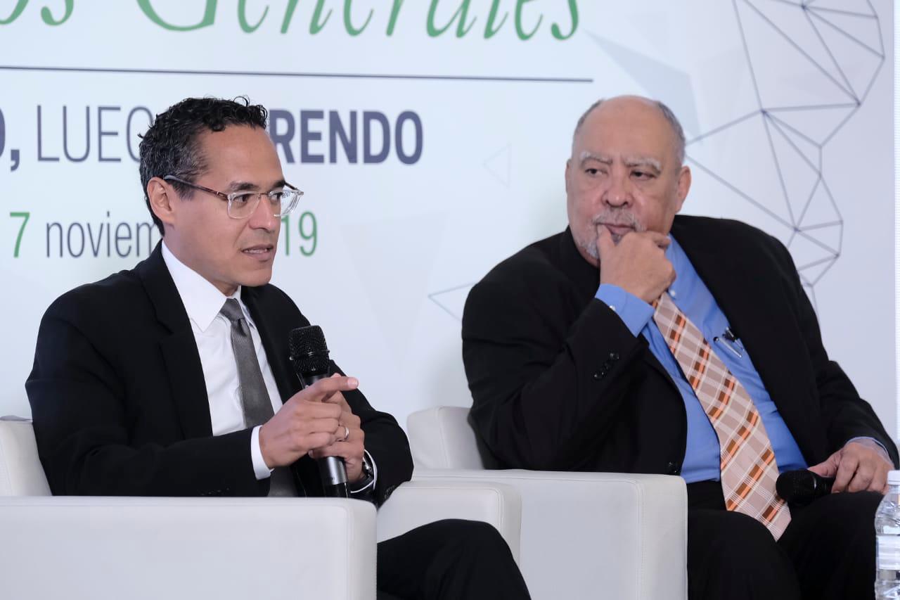 El Dr. Roosvelt Montás junto al rector del ISFODOSU Dr. Julio Sánchez Mariñez, durante el encuentro.