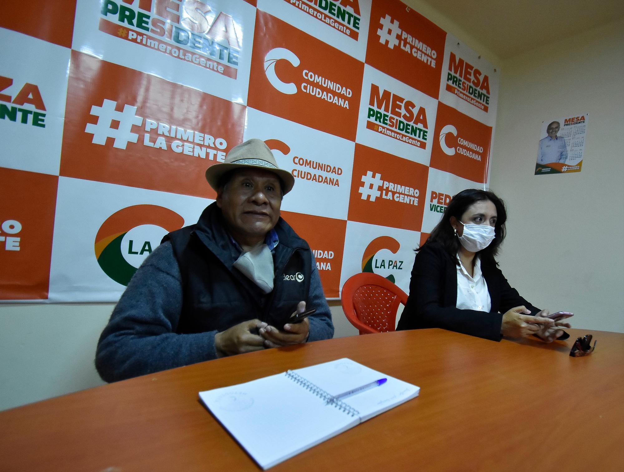 Los voceros de la alianza electoral Comunidad Ciudadana Cecilia Vargas (d) y Paulino Guarachi (i), durante una entrevista con Efe el 07 de octubre de 2020 en La Paz (Bolivia). La violencia verbal y física entre militantes de fuerzas políticas, las largas caravanas de vehículos y el uso de redes sociales de moda han marcado esta atípica campaña electoral en Bolivia de cara al 18 de octubre en medio de la COVID-19. 