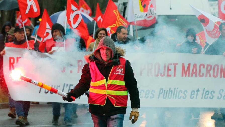 Macron sigue adelante con reforma jubilatoria pese a huelgas