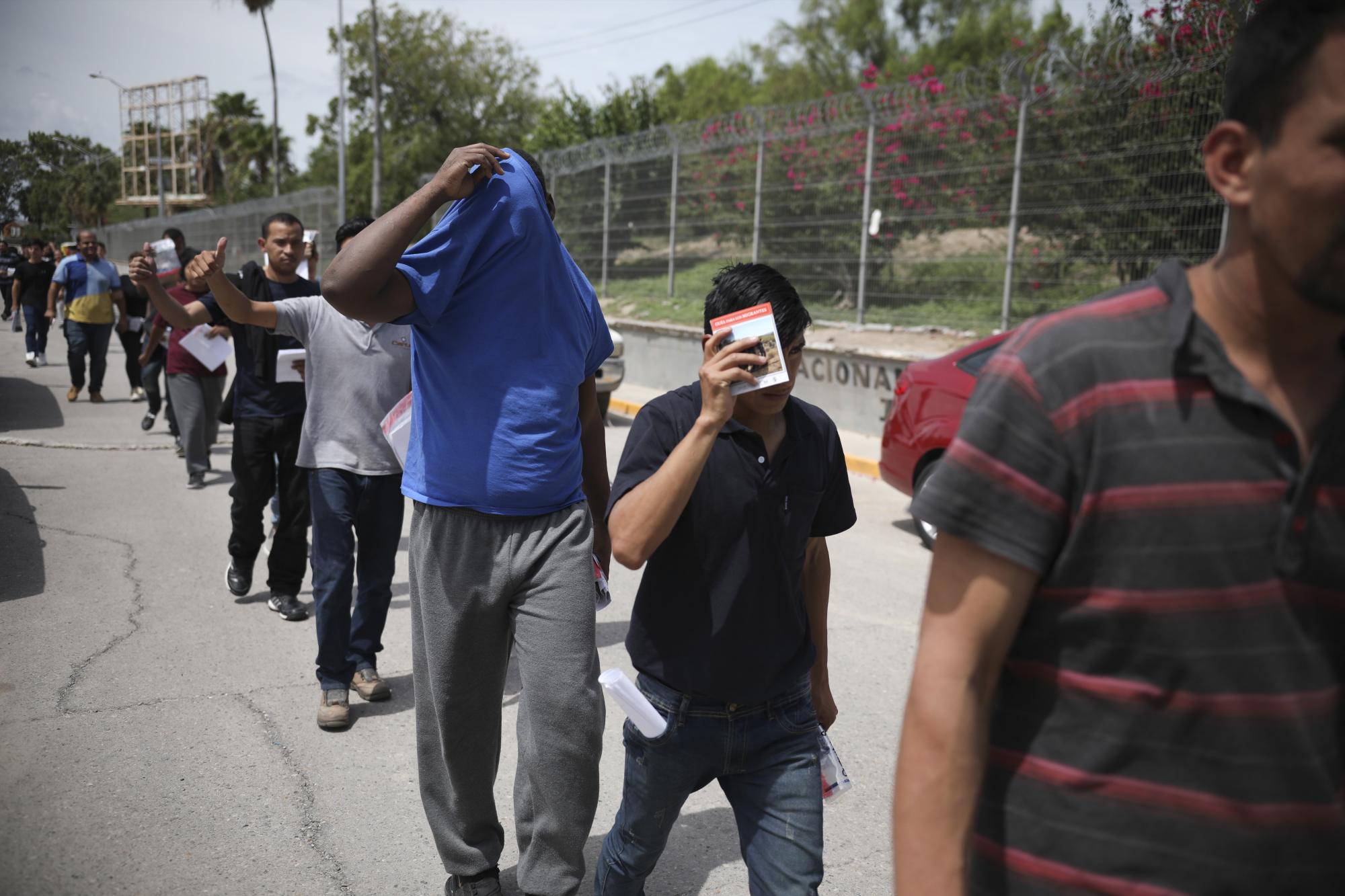 Juez bloquea moratoria de Biden a deportaciones