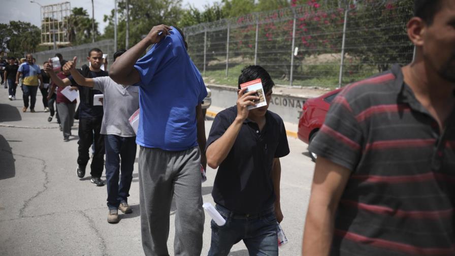Juez bloquea moratoria de Biden a deportaciones