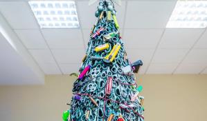 Árbol de Navidad decorado con artículos confiscados engalana un aeropuerto 