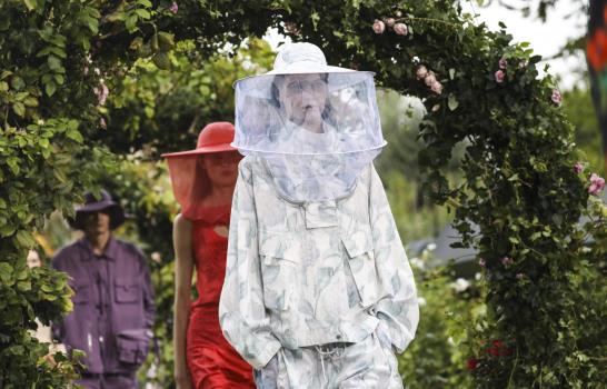 Diseñador de moda Kenzo Takada muere de COVID a los 81 años