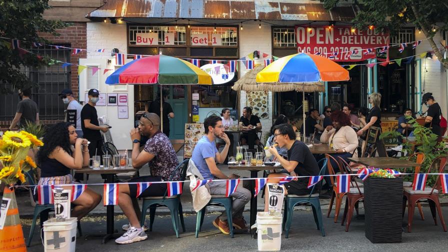 Nueva York reabre salones de manicura y parques para perros