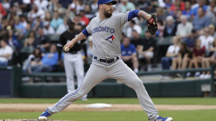 Cerveceros obtienen a relevista Axford en pacto con Azulejos