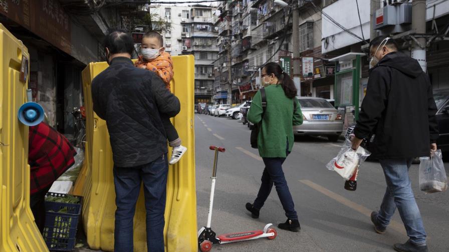 China planea aplicar pruebas a todos los habitantes de Wuhan