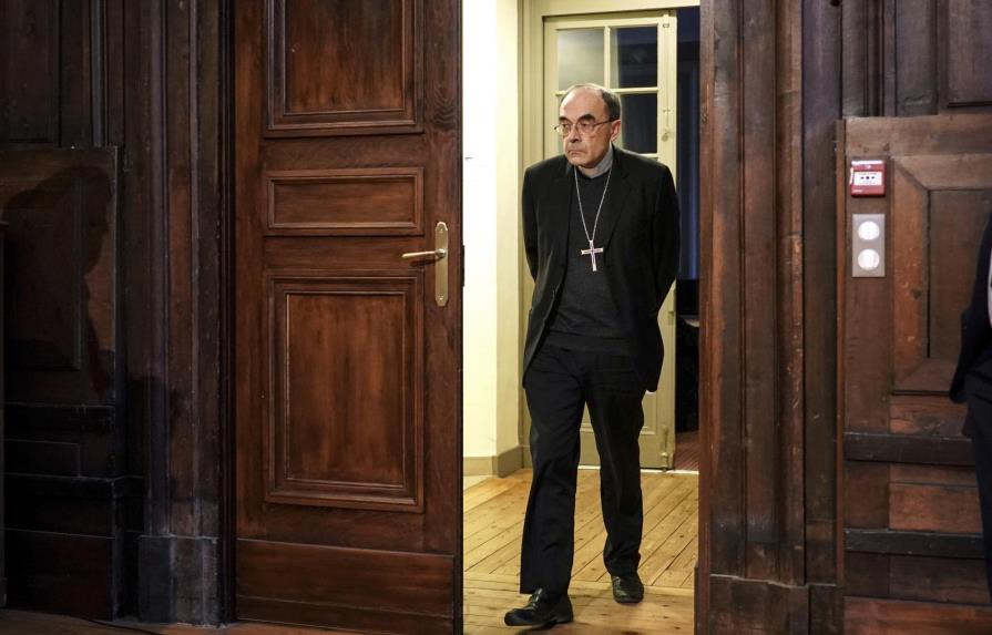 Aceptan renuncia de cardenal francés implicado en abusos