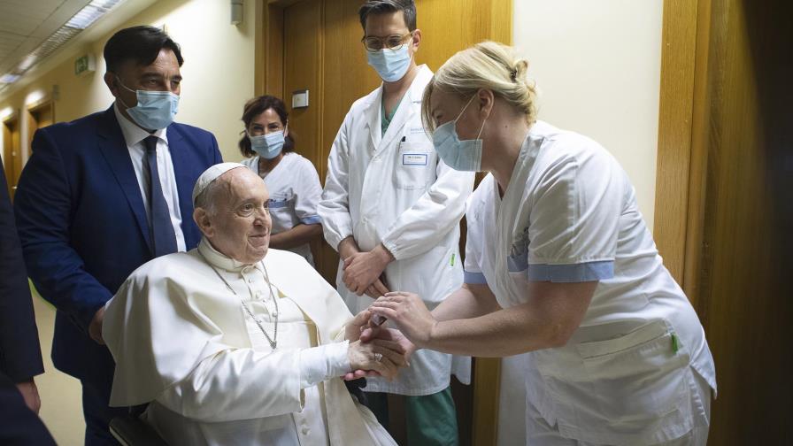 El papa sale del hospital, 10 días después de su operación
