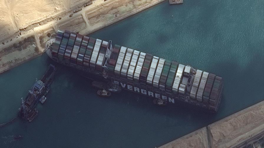 Tratarán de usar marea para reflotar buque atascado en Suez