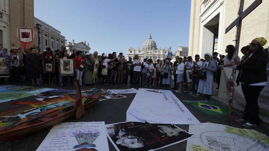 Roban estatuas amazónicas en iglesia del Vaticano
