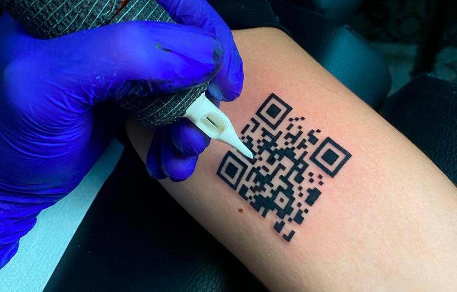 Joven se tatúa código QR de su certificado de vacunación 