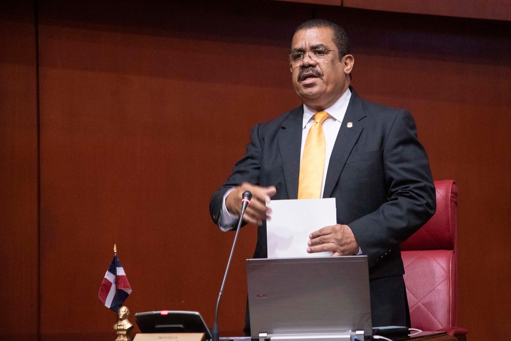 El senador del PLD, Adriano Sánchez Roa, registra 42.20 horas de trabajo en comisiones. (Archivo)